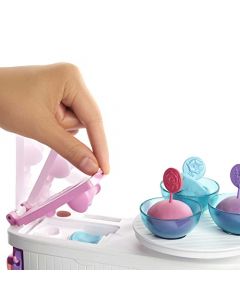 Barbie Fashionista, SPA de Lujo, Muñeca para niñas de 4 años en adelante, Incluye Masa para Crear mascarillas