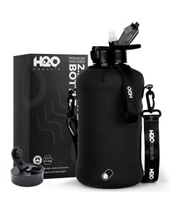 H2O Capsule - Botella de agua de 2.2 litros con funda de almacenamiento y tapa con popote cubierta, grande, reutilizable, sin BPA, con asa, deportiva, modelo negro jet, 74 onzas