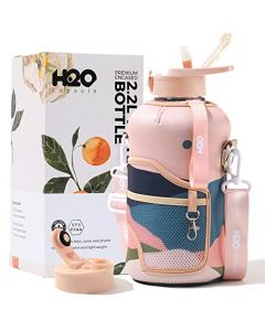 H2O Capsule - Botella de agua de 2.2 litros, con funda de almacenamiento y popote extraíble, sin BPA, con asa, botella deportiva grande, 2.2 litros, diseño de montaña (Mountain Night)