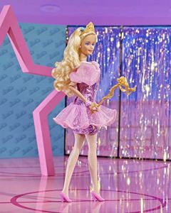 Barbie Muñeca Rebobinada y Accesorios con Pelo Rubio Rizado y Traje de Reina Inspirado en los años 80, Coleccionable y mostrable