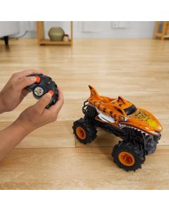 Hot Wheels Vehículo a Control Remoto Monster Trucks Tiger Shark Escala 1:24 para niños de 4 años en adelante